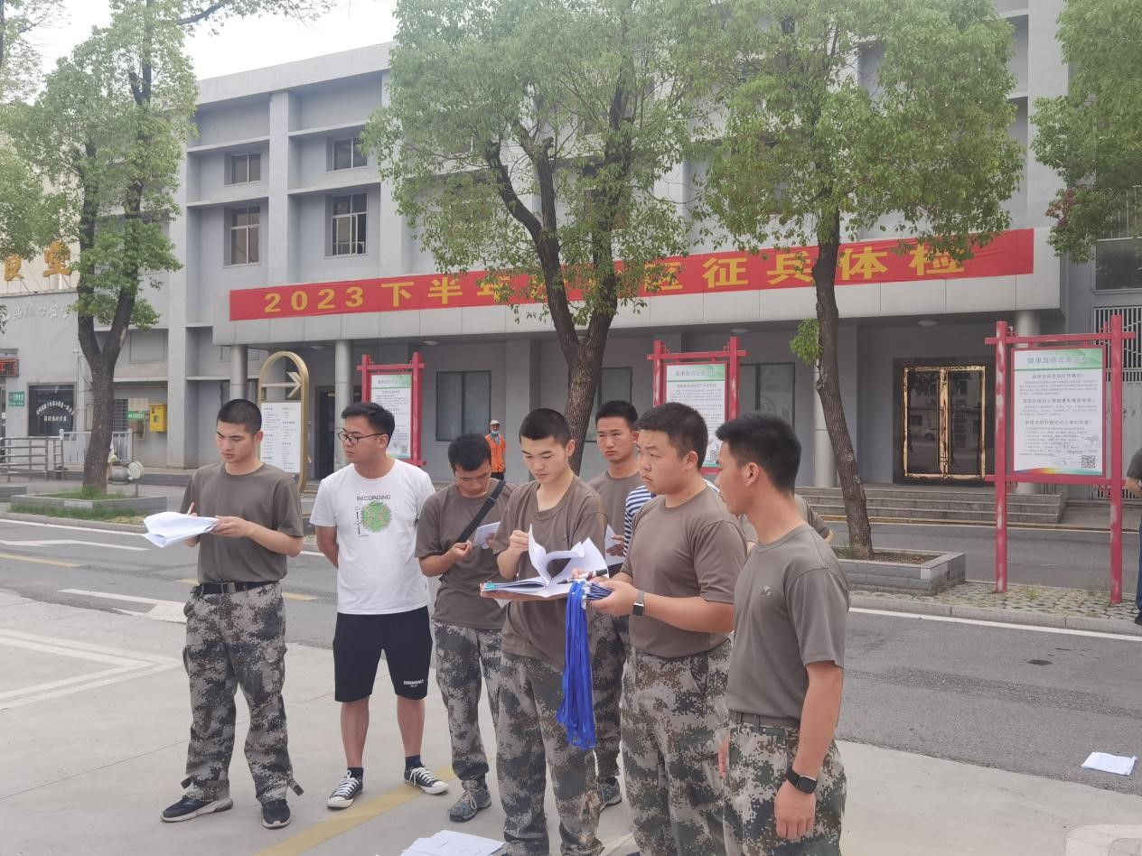图 4 - BG大游集团官方网站征兵办公室主任陈仁圣老师查看人员分组情况.jpg 图 4 - BG大游集团官方网站征兵办公室主任陈仁圣老师查看人员分组情况.jpg