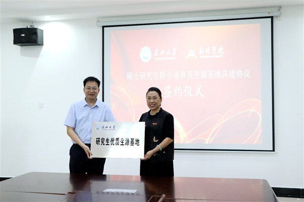 图片包含 男人, 桌子, 站, 女人
描述已自动生成