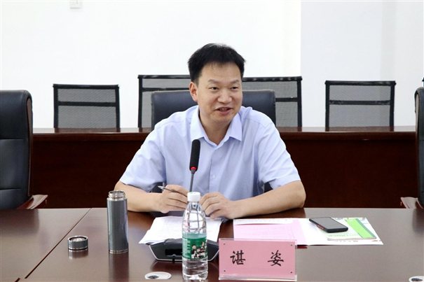 男人坐在桌子前
描述已自动生成