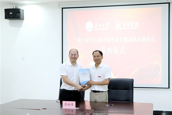 图片包含 室内, 男人, 站, 桌子
描述已自动生成