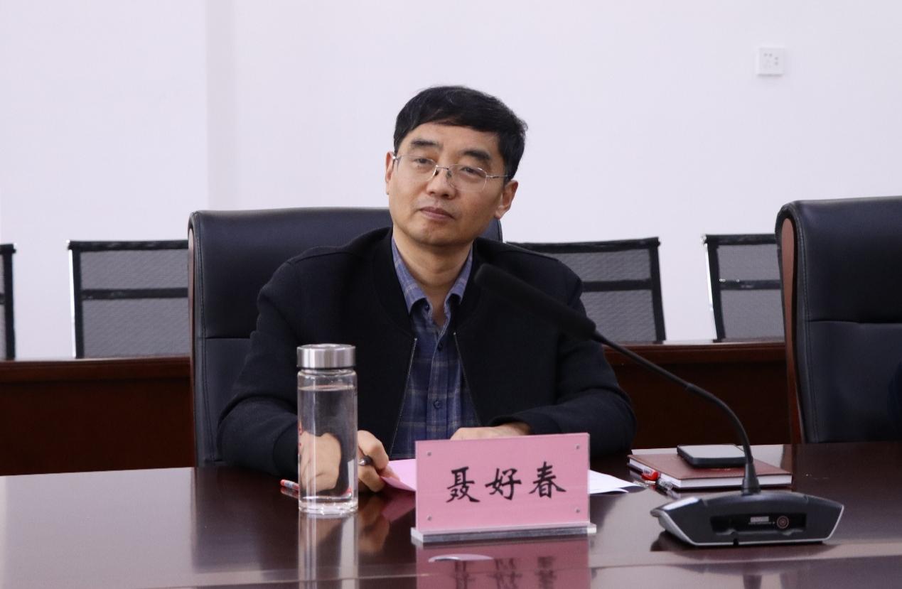 男人在椅子上
AI 生成的内容可能不正确。