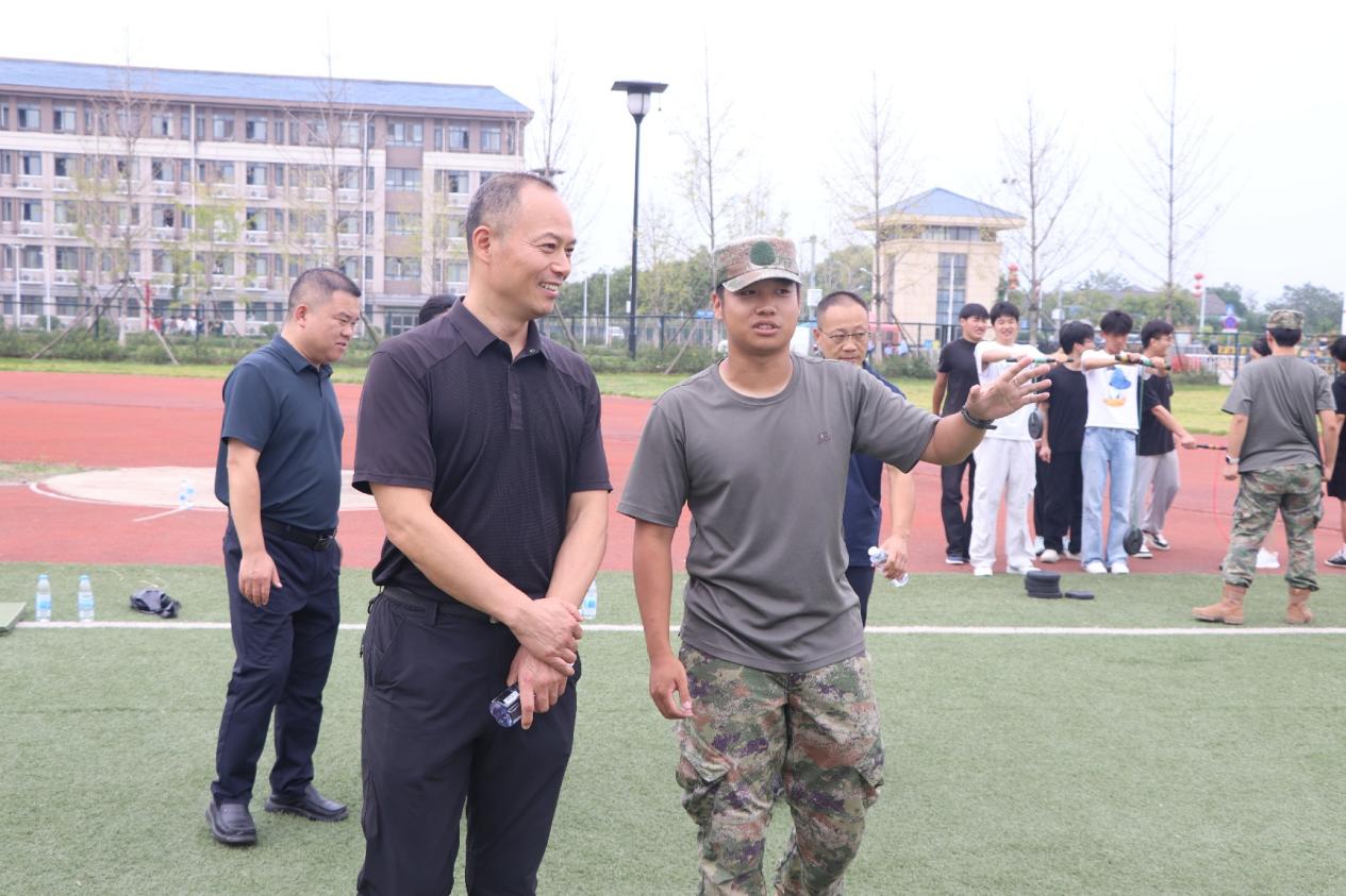 晨龙飞机公司董事长梁定璿一行莅临指导BG大游国防教育工作
